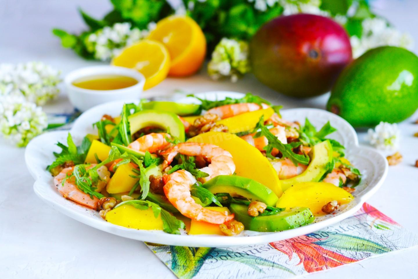 Salad with shrimp, mango, avocado and arugula